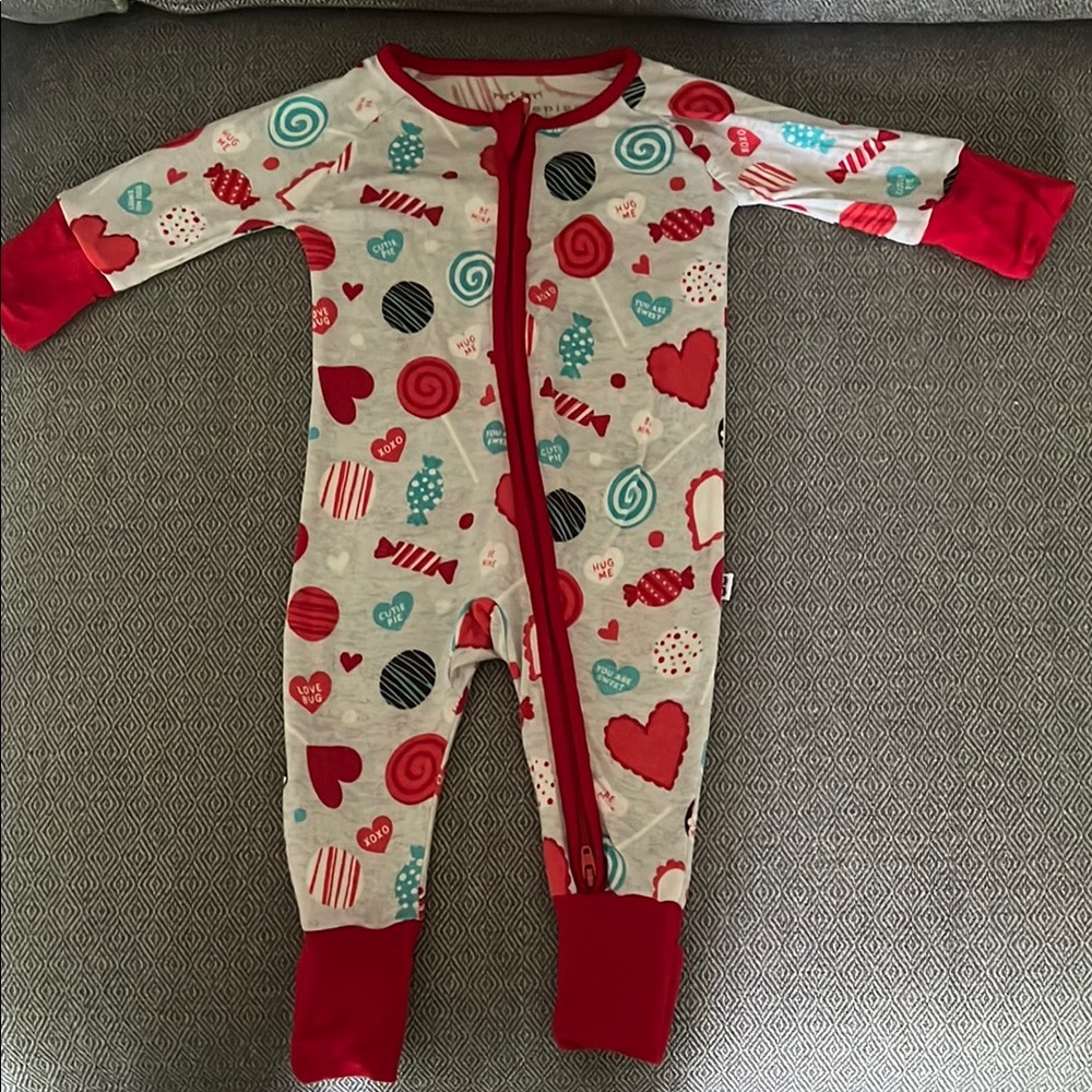 Little sleepies valentines hearts bamboo pajamas size newborn EUC